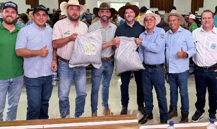 Ação - Alex Redano acompanha entrega de 11 toneladas de condicionadores de solo para produtores rurais de Ariquemes