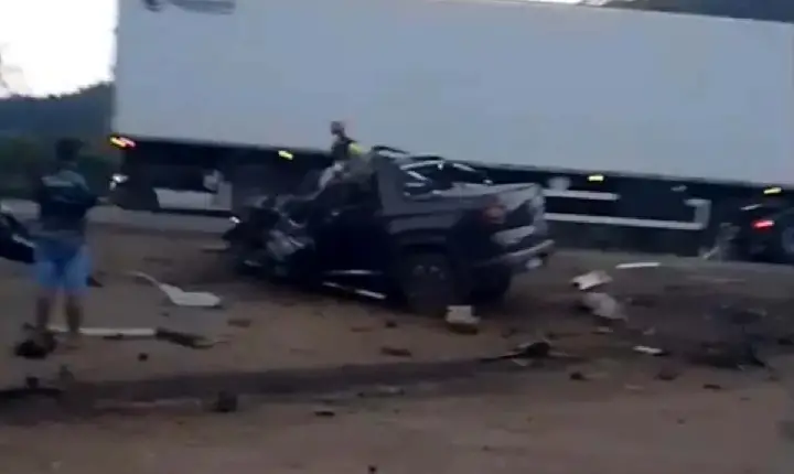 Acidente Colisão entre picape e carreta deixa quatro mortos na BR-364