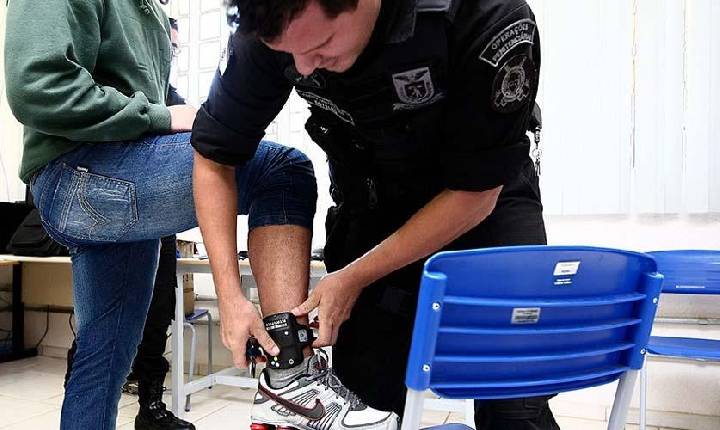 Agressor de mulher usará tornozeleira de imediato; lei já está em vigor