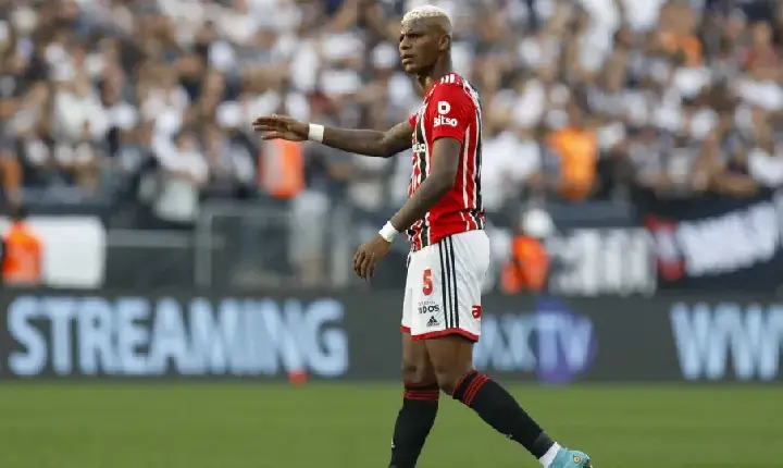 Arboleda define data de retorno ao Brasil para discutir rescisão com o São Paulo