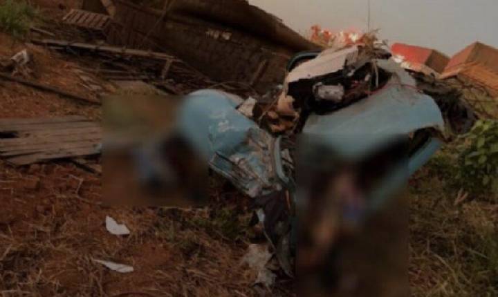 Batida frontal entre caminhões deixa três mortos e mulher presa às ferragens em MT