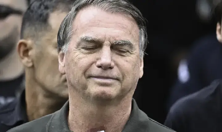 Bolsonaro apresenta soluços 'acima da média', mostra relatório médico