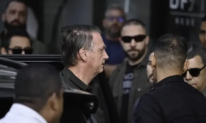 Bolsonaro deixa prisão domiciliar com forte escolta policial para fazer exames