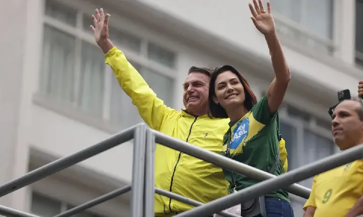 Brasil - Com Michelle em campanha, Bolsonaro pede ao STF para ter familiares em casa