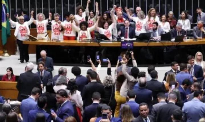 Brasil - Fim da escala 6x1 avança: Câmara aprova PEC que reduz jornada de trabalho e texto segue para o Senado