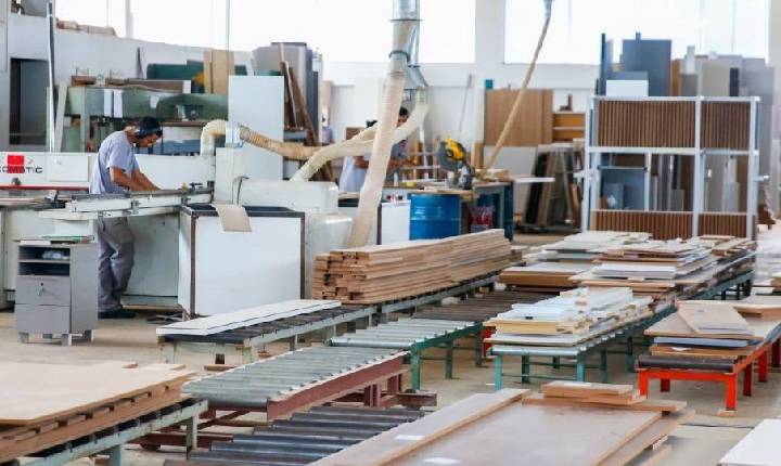 Brasil -  IBGE: indústria recua 1,8% em junho, na 2ª queda seguida do setor
