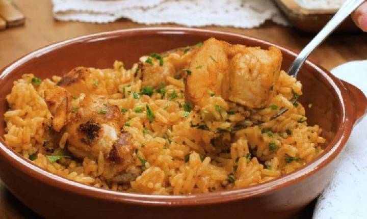 Brasil - Receita: Veja como fazer uma galinhada deliciosa pro almoço de domingo