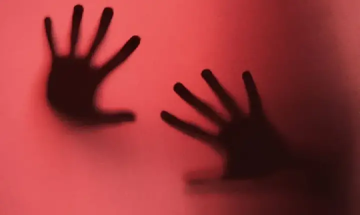 Brasil - Youtuber de 16 anos denuncia pai por violência sexual. MP investiga