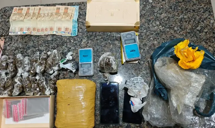cidade - Ação da PM apreende drogas, dinheiro e balanças de precisão na Linha 9, em Cacoal, RO