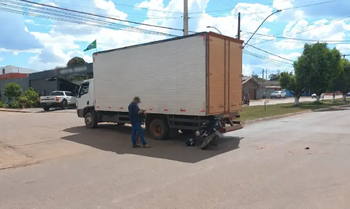 cidade - Motociclista fica ferido após colidir na traseira de caminhão em Rolim de Moura