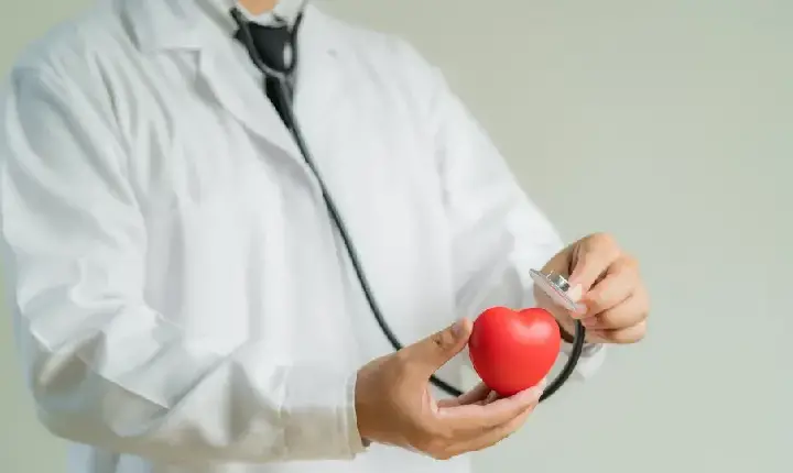 Cinco hábitos comuns que aceleram o envelhecimento e prejudicam o coração