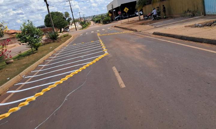 Comtran instala dispositivo para reduzir acidentes em cruzamento da Avenida Fortaleza com Rua Esperantina