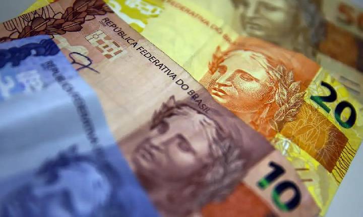 Crise financeira - Confiança do consumidor brasileiro cai ao pior nível desde 2022, mostra FGV