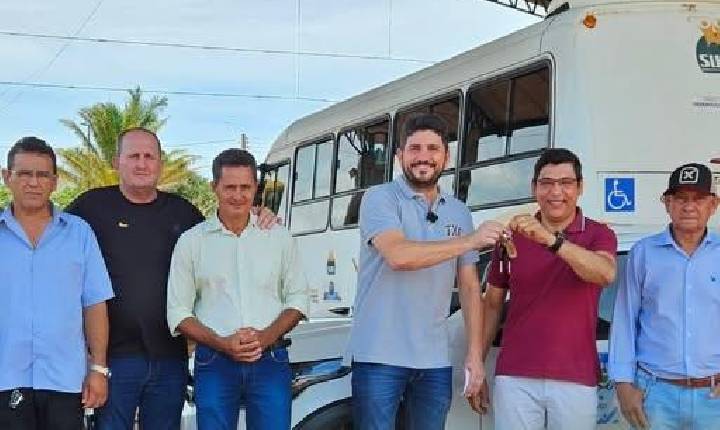 Deputado Jean Mendonça entrega dois veículos para a Prefeitura de São Felipe D’Oeste