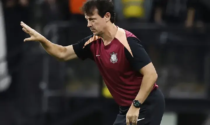 Diniz exalta força do Corinthians para arrancar empate com o Santa Fe: 'Foi na superação'