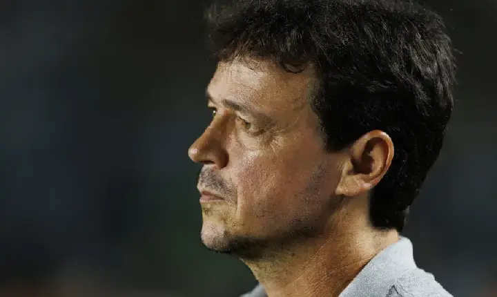 Diniz muda ambiente, ganha vestiário e dá sua cara em um mês de Corinthians