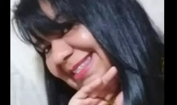 Discussão por som alto termina em morte e mulher é esfaqueada