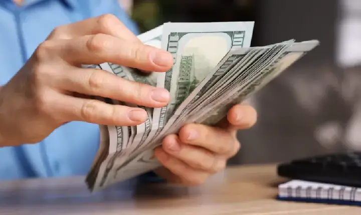 Dólar à vista cai ante real de olho em EUA-Irã