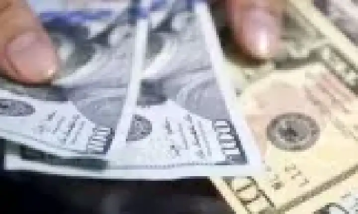 Dólar acompanha exterior e tem leve baixa ante o real