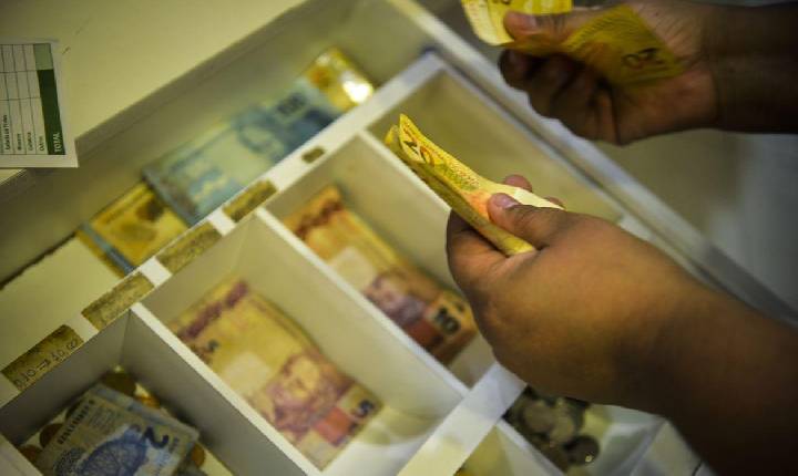 Economia - Trabalhadores nascidos em novembro e dezembro recebem abono salarial
