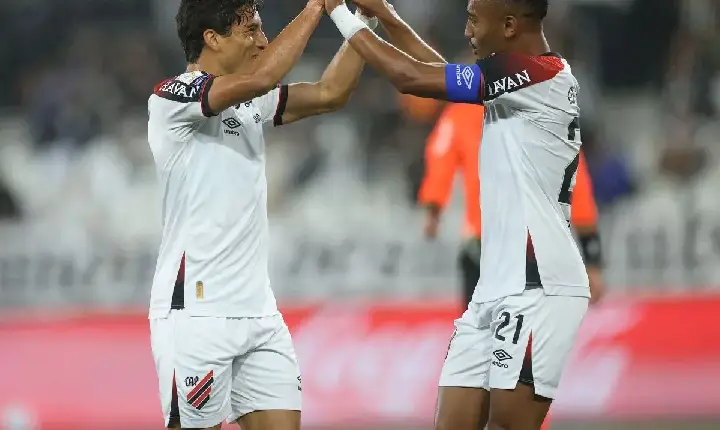 Esportes - Athletico-PR vence o Botafogo e cola na vice-liderança do Brasileirão