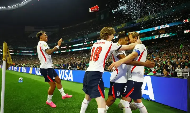 Esportes - Com um a menos, Inglaterra derruba México no Azteca e segue na Copa