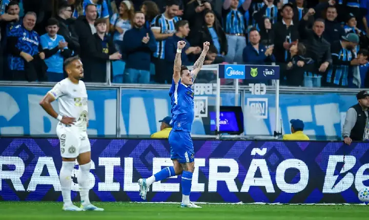 Esportes Grêmio vence de virada e afunda Chapecoense na lanterna do Brasileirão.