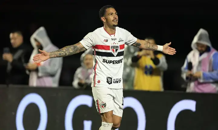 Futebol -  São Paulo define vitória sobre Atlético-MG em dois minutos e sobe na tabela