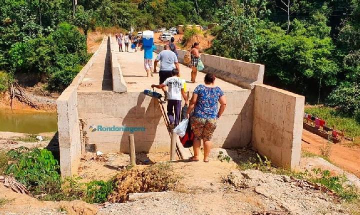 Geral - Aluguel de balsa para garantir travessia do córrego Jacu da Vala já consumiu R$ 10 milhões do Governo