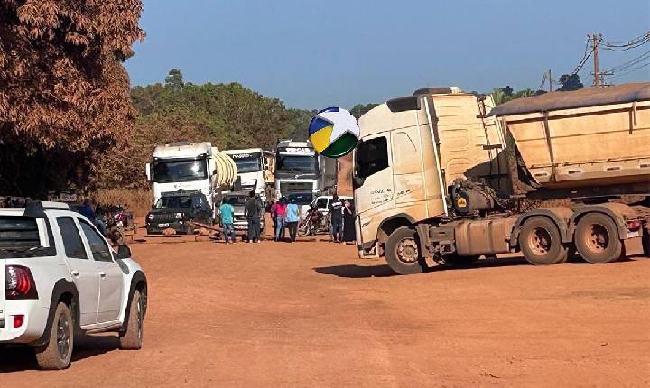 Geral - Cobram asfaltamento da via: moradores bloqueiam Estrada da Penal e impedem acesso a portos em Porto Velho