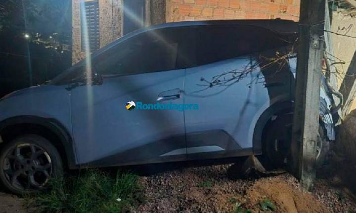Geral - Motorista bêbada perde controle de BYD e destrói banheiro de casa em Porto Velho