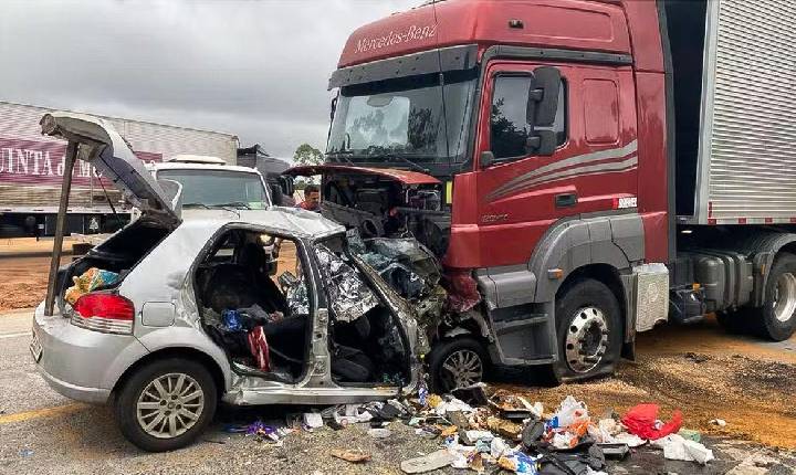 Geral - Seis pessoas da mesma família morrem em acidente na BR-251 em MG