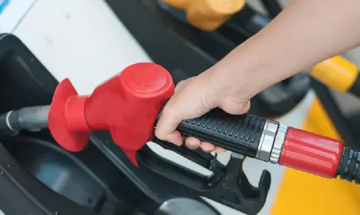 Governo vai adiar retirada do subsídio da gasolina, diz ministro