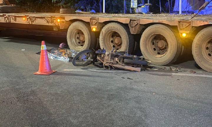 GRAVE ACIDENTE - Motociclista morre após colidir com veículo, cair na pista e ser esmagado por caminhão em MT; vídeo