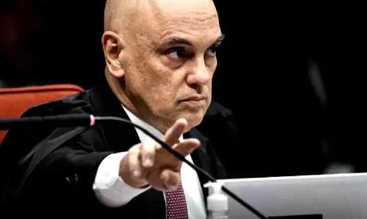 INQUÉRITO - Alexandre de Moraes manda Exército entregar armas registradas em nome de Bolsonaro