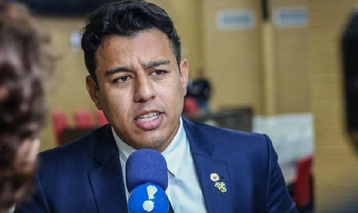 Justiça multa Adailton Fúria em R$ 5 mil por uso irregular de pesquisas