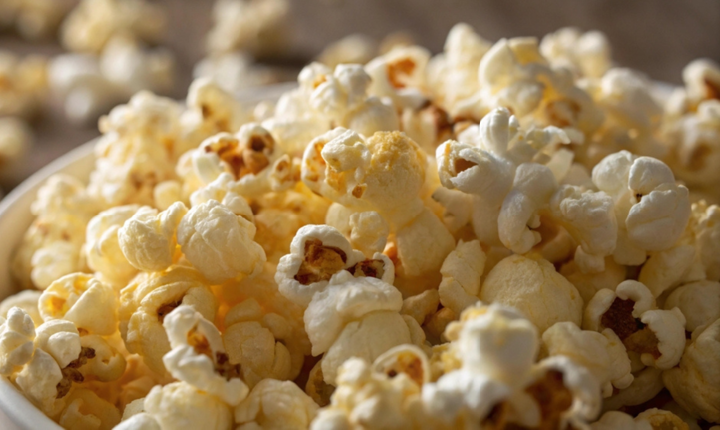 Mais do que um simples lanche: hepatologista explica a relação entre pipoca, fígado e saúde cardiovascular