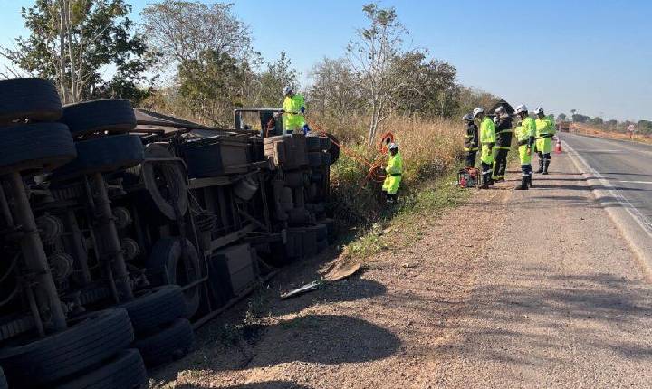 Motorista morre após carreta tombar e pegar fogo na BR-364; vídeo