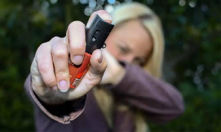 Mulheres podem usar spray de pimenta para defesa pessoal
