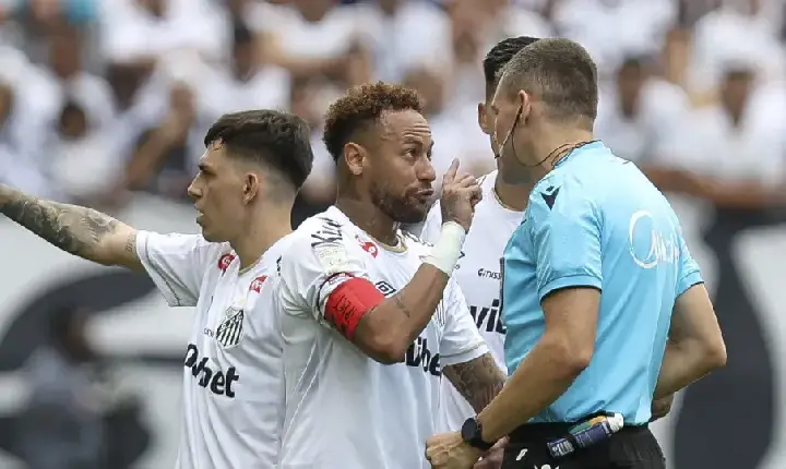 Neymar deixa jogo após erro da arbitragem e Santos é atropelado pelo Coxa