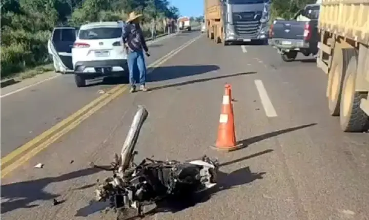 Ouro Preto do Oeste - Mulher morre e outra ferida após colisão entre moto e carro na BR-364