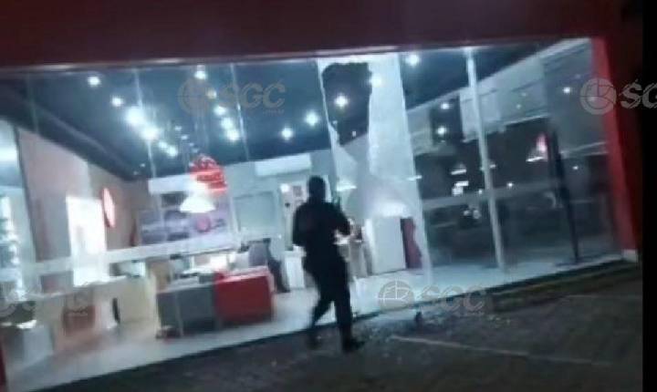 Plantão de Polícia - Criminosos arrombam lojas durante a madrugada e causam prejuízo de cerca de R$ 100 mil em semijoias