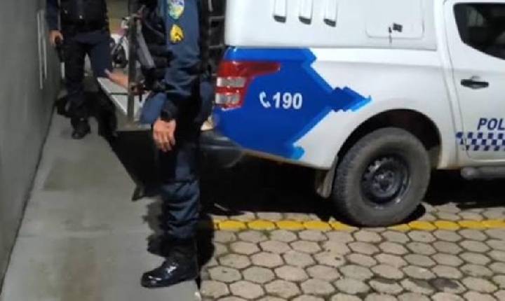 Plantão de Polícia - Dupla é presa em flagrante após invadir casa e amarrar morador durante tentativa de roubo