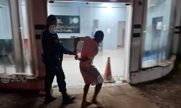 Plantão de Polícia -  VÍDEO: Integrante de facção procurado por homicídio é preso em beco na Zona Sul