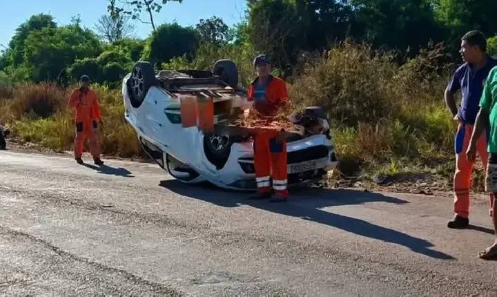 Polícia - Automóvel capota na RO-383 entre Cacoal e Rolim de Moura após manobra de ultrapassagem