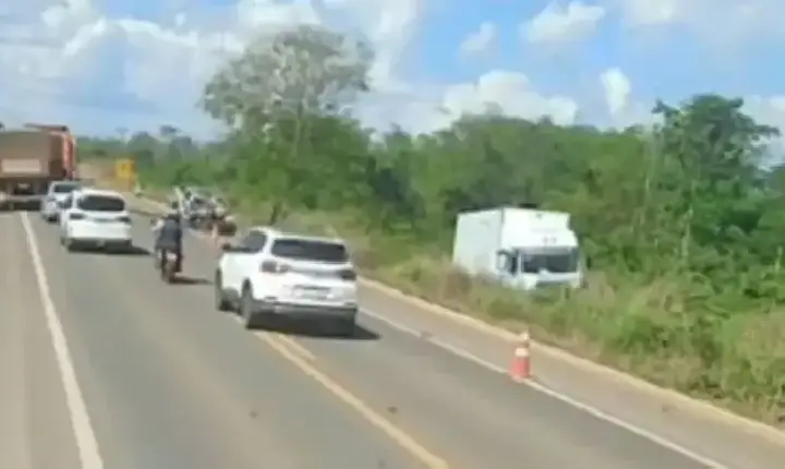 Polícia - Colisão entre caminhão e caminhonete na BR-364 deixa uma pessoa morta em Rondônia