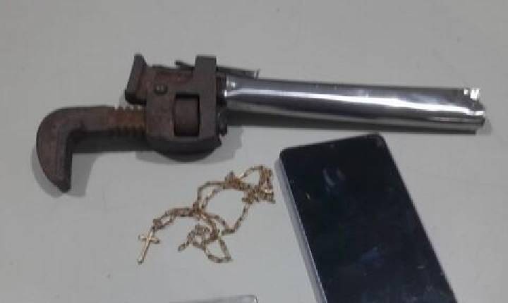 Polícia - Entregador tem moto roubada por criminoso com simulacro, mas PM age rápido