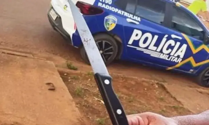 Polícia - Homem é preso após ameaçar clientes de bar com facas em Vilhena