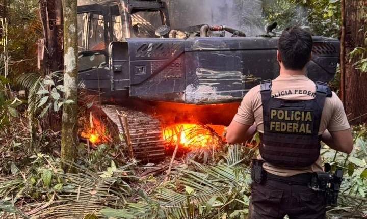 Polícia -  Máquinas e veículos de garimpo ilegal são destruídos durante operação federal