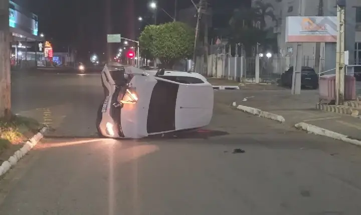 Polícia - Motorista de aplicativo capota veículo na Avenida Rio de Janeiro
